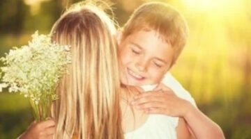 في اليوم العالمي للحضن.. من اخترع العناق لم يكن أخرساً – الجريدة