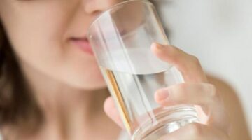 فوائد الماء الساخن على الريق لجسمك وبشرتك – الجريدة