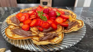زي المحلات.. طريقة عمل بان كيك الفراولة – الجريدة