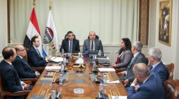 وزير قطاع الأعمال العام يبحث ٍسبل تعزيز التعاون في توفير الأدوية والمستلزمات الطبية – الجريدة