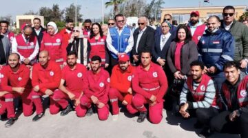 محافظ شمال سيناء ووزيري الصحة والتضامن يستقبلون المصابين الفلسطينيين ومرافقيهم بالورود على معبر رفح (صور) – الجريدة