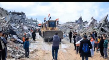 مهمتها فتح الطرقات وإنشاء المخيمات.. الفلسطينيون يستقبلون معدات اللجنة المصرية القطرية فى شمال غزة بفرحة كبيرة وهتافات “تحيا مصر وتحيا السيسى”.. فيديو – الجريدة