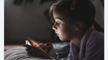 لو ابنك عاشق للشاشة .. طرق مجربة لتخلص الأطفال من إدمان الهواتف – الجريدة