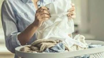 “بلاش تنظفي بيها الشقة” أضرار استخدام الملابس القديمة في أعمال المنزل – الجريدة