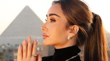 كتف وكتف .. هنا الزاهد تثير الجدل في زيارتها لـ الأهرامات – الجريدة