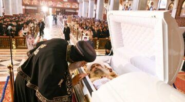 البابا تواضروس يصلي تجنيز نيافة الأنبا أغابيوس بالكاتدرائية – الجريدة