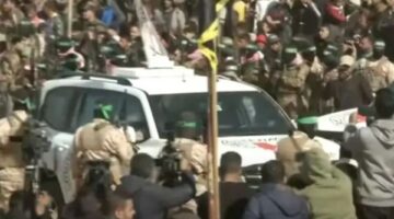 في الطريق للأراضي المحتلة.. حماس تنتهى من تسليم 3 أسرى للصليب الأحمر – الجريدة