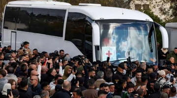 وصول الأسرى الفلسطينيين المحررين إلى رام الله وسط إجراءات مشددة – الجريدة