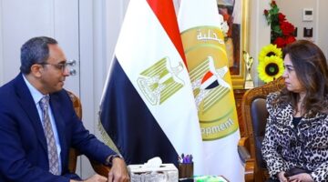 وزيرة التنمية المحلية تتابع مع محافظ قنا جهود توافر السلع الأساسية للمواطنين و مشروعات الخطة الاستثمارية ومنظومة التصالح على مخالفات البناء – الجريدة