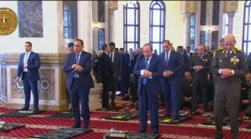 الرئيس السيسي يؤدي ركعتي السنة فور وصوله مسجد المشير لأداء صلاة الجمعة.. فيديو – الجريدة