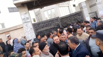 محافظ الدقهلية يزور مصابي سقوط سقف غرفة دروس