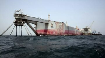 ترامب يعلن فرض رسوم 25% على مشتريات نفط فنزويلا.
