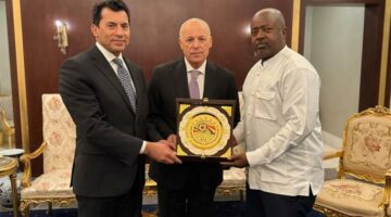 أبو ريدة يكرم رئيس اتحاد سيراليون بحضور وزير الرياضة.