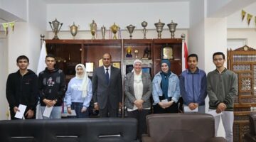 وكيل تعليم القاهرة يكرم فائزي مسابقة أوائل الطلبة