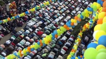 استعدادات لاستقبال المصلين في استاد الطور.