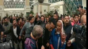 منحهم جوائز مالية.. محمد رمضان لعمال نظافة: أنتوا نمبر وان الحقيقيين – الجريدة