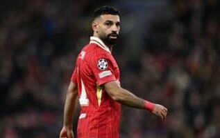 صلاح يتجاوز أزمة ليفربول بتألقه مع مصر