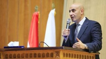 وزير التعليم يكرم الطالبة رضوى المتفوقة من ذوي الاحتياجات