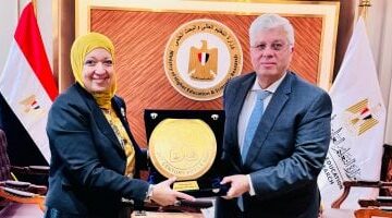 صندوق التعليم يكرم عاشور لدعم مراكز المهارات.