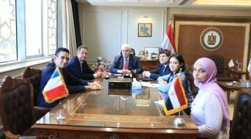 أيمن عاشور يستعرض تحضيرات مؤتمر التعليم مع السفير الفرنسي