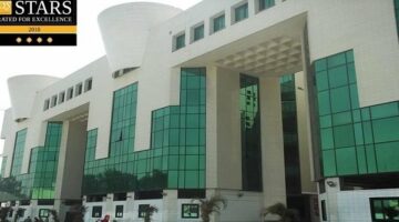 رئيس عين شمس يوقع على تعيينات بطب الأسنان.
