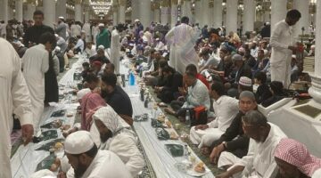 مشاهد تخطف الأنظار من إفطار المصلين داخل المسجد النبوي في ثاني أيام رمضان.. صور – الجريدة