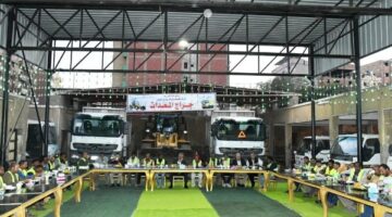 فى لفتة طيبة.. محافظ أسوان يشارك عمال و سائقى النظافة إفطار رمضان – الجريدة
