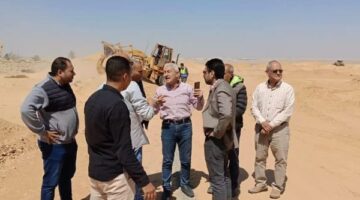 رئيس العبور الجديدة يتفقد ترفيق الأراضي المضافة