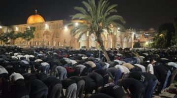 100 ألف يؤدون العشاء والتراويح بالأقصى الجمعة الأخيرة برمضان