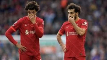 ثورة غضب جماهير ليفربول تحرق قميص النجم