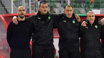 الركراكي يحزن لاعبًا مغربيًا بعد مواجهة تنزانيا.