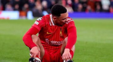 مشجعو ليفربول يحرقون قميص أرنولد.