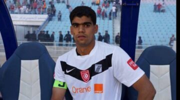 لاعب تونس السابق يبهر في صلاة التراويح