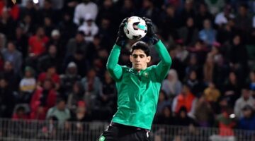 من الأحق باللعب مع المغرب: بونو أم المحمدي؟