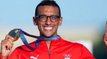 شاب صيني معاق يكرم البطل أحمد الجندي برسم.