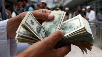 سعر الدولار الآن: تغيرات قوية في السوق السوداء بعد رفع أسعار الوقود وتأثيرها على 12 بنكاً