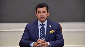 وزير الرياضة ينهي الجدل حول تعارض معسكر مصر ومشاركة الأهلي المونديالي