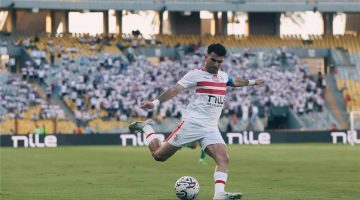 بالفيديو | جماهير الزمالك تهاجم زيزو ووالده برسائل نارية للإدارة