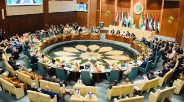 “خطة تطوير التعليم في اجتماع وزراء الاقتصاد العرب”  

(7 كلمات)  

أو  

“عرض خطة تطوير التعليم باجتماع وزراء العرب”  

(7 كلمات)  

ملاحظة: احتفظت بالمضمون الرئيسي (الخطة – التعليم – اجتماع وزراء الاقتصاد العرب) مع الالتزام بالاختصار. يمكن استخدام أي من الصياغتين مع تعديلات طفيفة حسب السياق المطلوب.