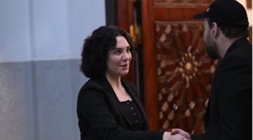 زوجة الفنان نضال الشافعي تلقى العزاء… حالة حزن وبكاء تسيطر على الفنان