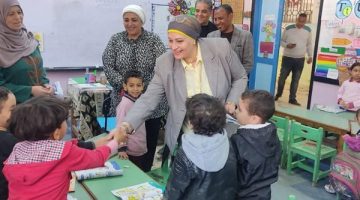 وكيل التعليم بالقاهرة يوجه بمراجعة دفاتر تقييمات الطلاب الأسبوعية لضمان الدقة والجودة.