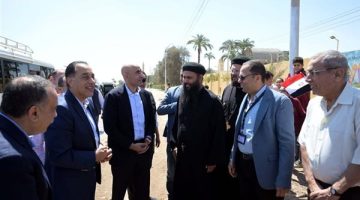 رئيس الوزراء يزور مدرسة السيدة العذراء بمنفلوط لمصافحة الطلاب والقساوسة