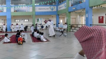 طلاب التعليم العام وأولياء أمورهم يدافعون عن التزامهم وحضورهم للمدارس بالأرقام