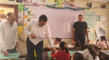 بوابة روز اليوسف | بالصور.. وكيل وزارة التعليم بالغربية يتفقد سير امتحانات النقل بشرق طنطا
