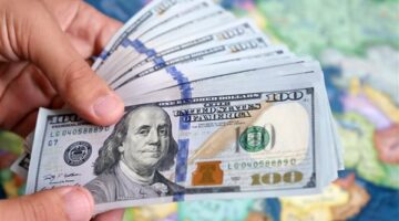 سعر العملة الخضراء اليوم الجمعة 2 مايو 2025.. تعرف على سعر الدولار والعملات الأجنبية في البنوك المصرية وقيمتها بالبنك المركزي الآن