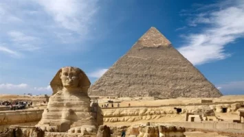 “الأهرامات بين مطرقة الاستثمار وسندان الحفاظ على التراث”.. خبير آثار يوضح