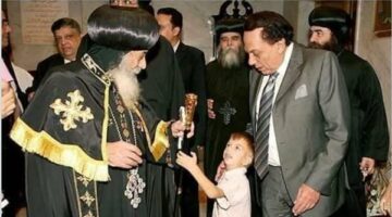 «يوم مولد الزعيم».. عادل إمام يُكمل 85 عامًا وموقف لا يُنسى جمعه بالبابا شنودة في جنازة عرفات