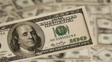 أول انخفاض منذ عدة جلسات.. سعر الدولار اليوم الإثنين 19 مايو 2025 بالتعاملات المسائية بالبنوك