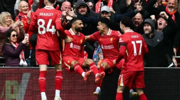 “فضيحة على الكأس”.. جماهير ليفربول تكتشف خطأ محرجًا في لقب البريميرليج