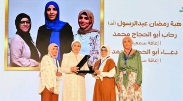 انتصار السيسي تكرم طالبتين من ذوي الهمم في جامعة جنوب الوادي